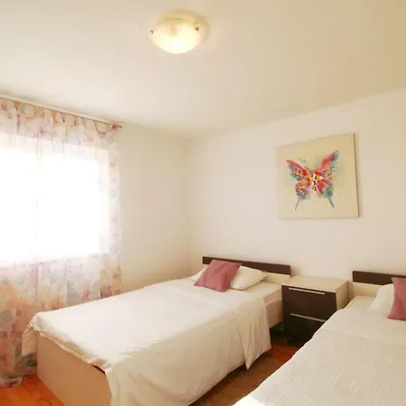 Lana & Ema Apartman *