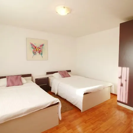 Apartman Lana & Ema Nin